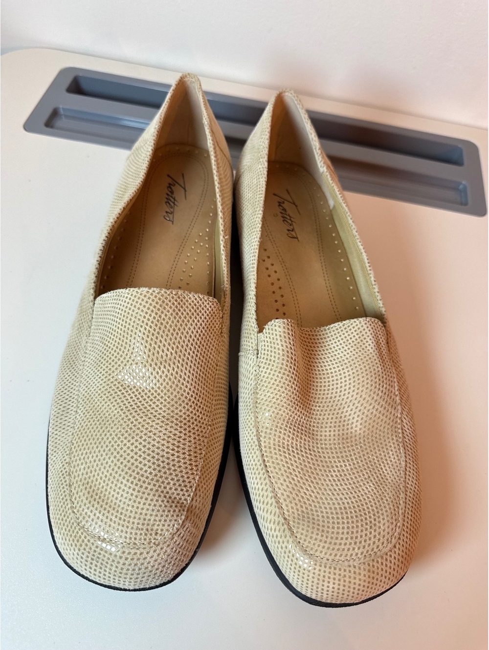 Trotters Women's Beige Leather Upper Loafers